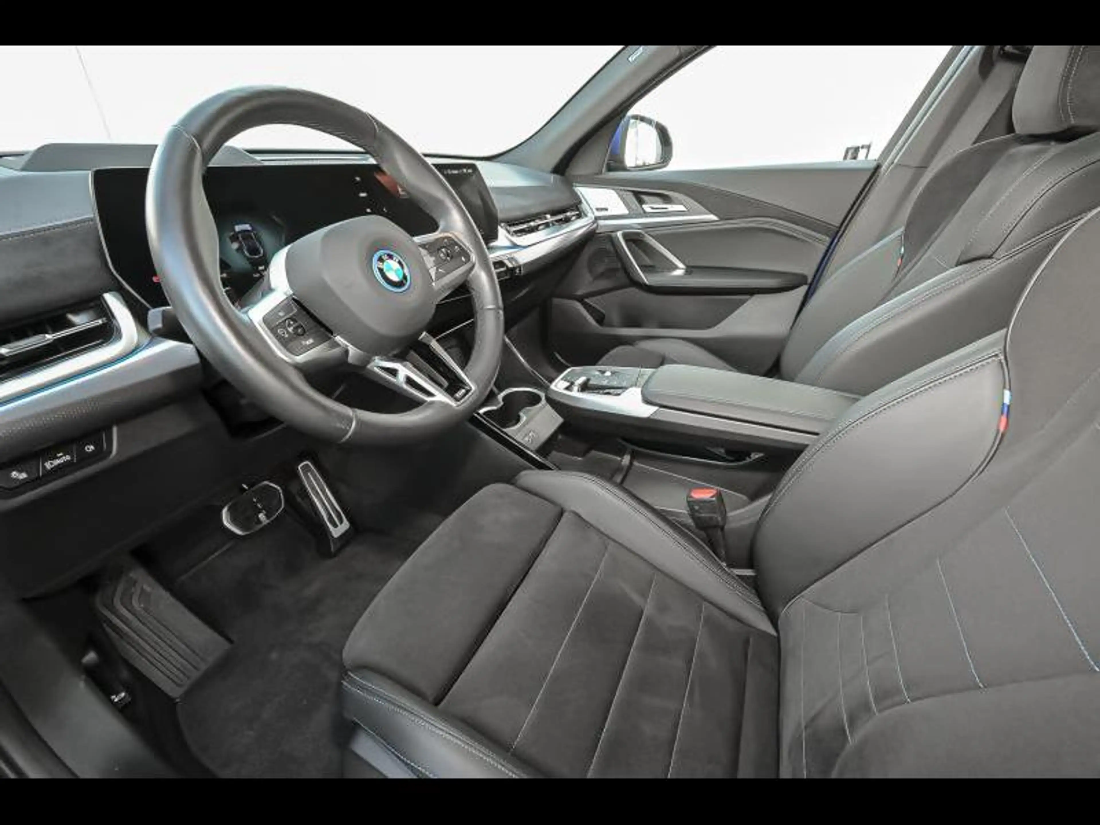 BMW iX2 30 — photo 6