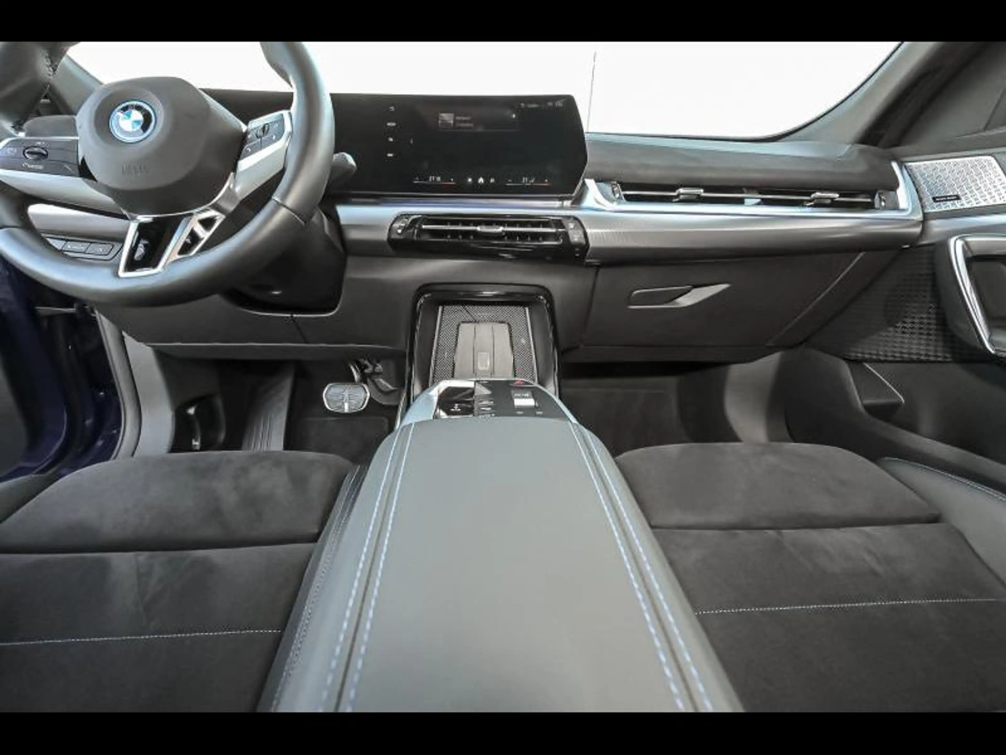 BMW iX2 30 — photo 7