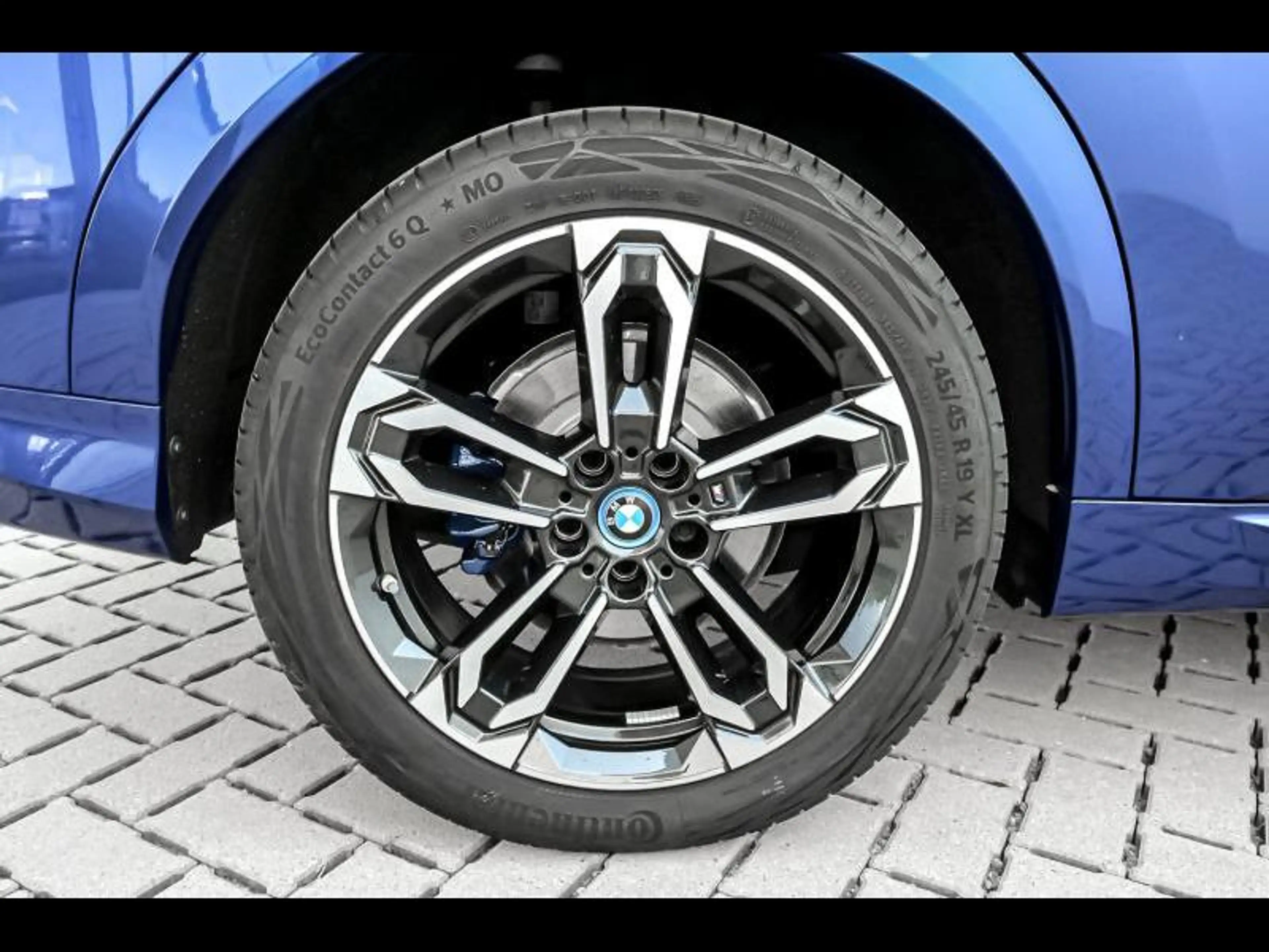 BMW iX2 30 — photo 8