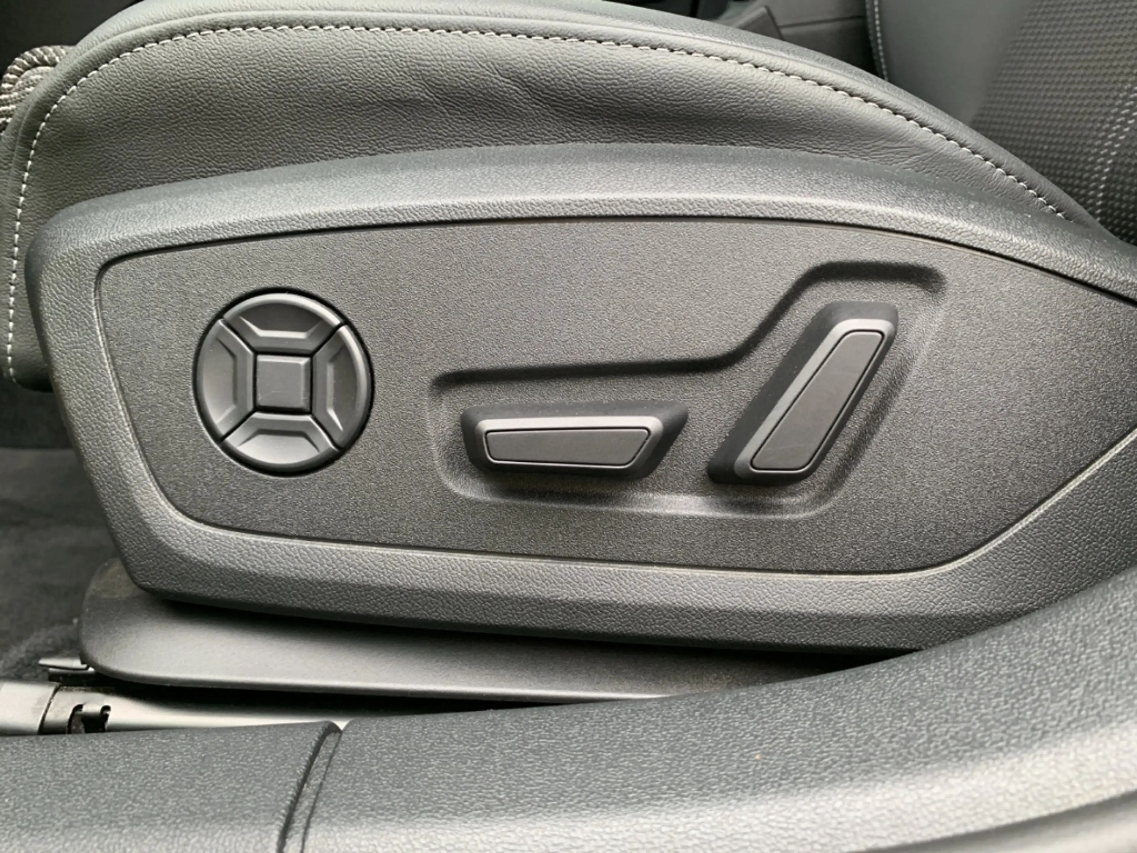 Audi S3 Sportback quattro 2.0 TFSI S tronic Navi Digitales — photo 19