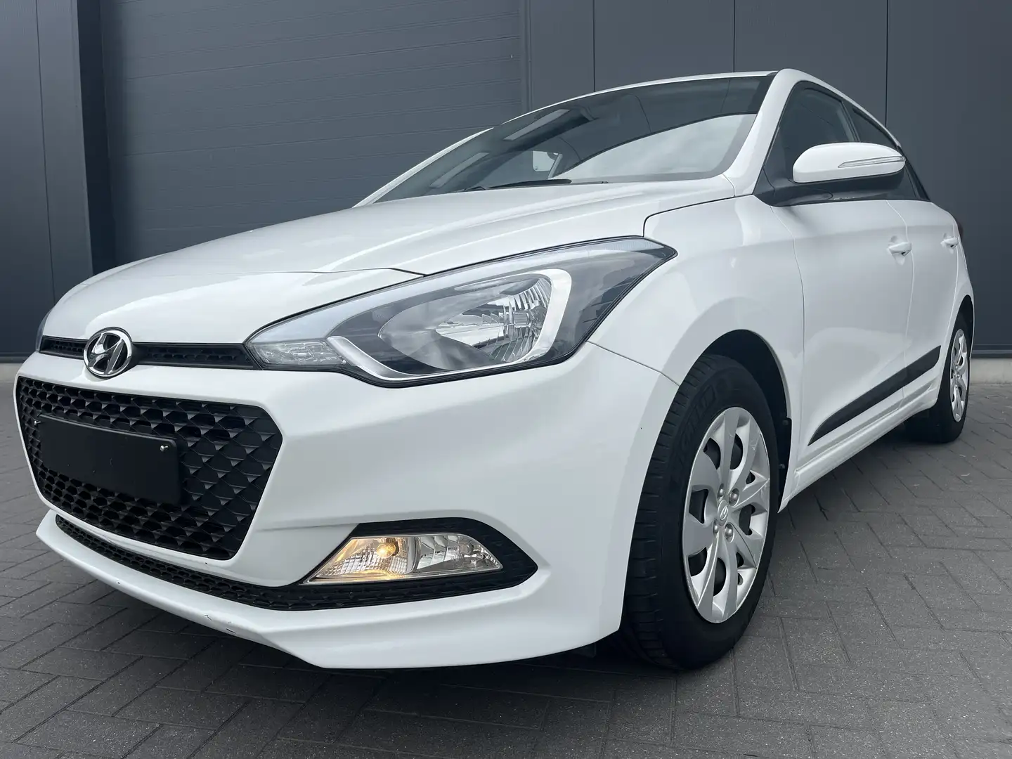 Hyundai i20 1.2i 22500kms PROCHE DU NEUF. Clim.. Gara. 12 mois - 2