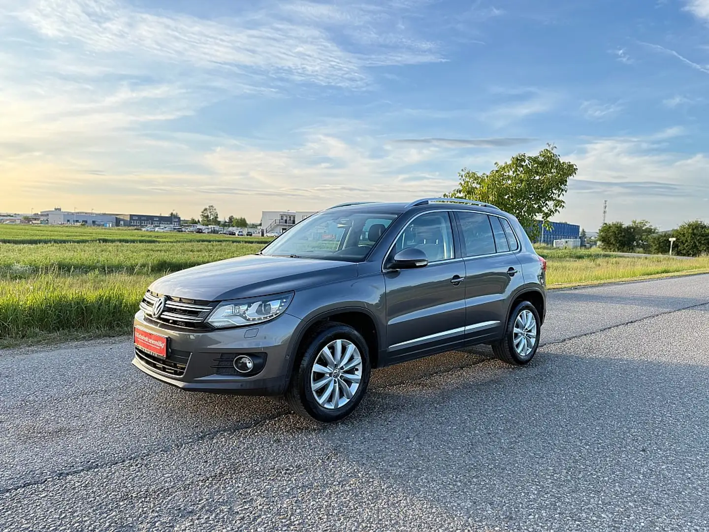 Volkswagen Tiguan 2,0 TDI BMT 4Motion Sky DPF DSG Grijs - 2