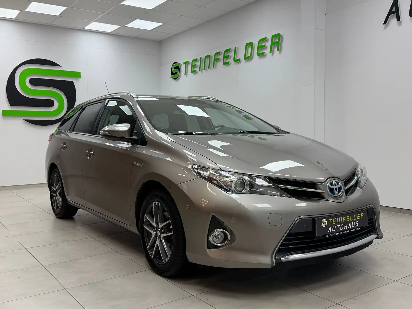Toyota Auris Hybrid KAMERA / TEMPOMAT Braun - 1