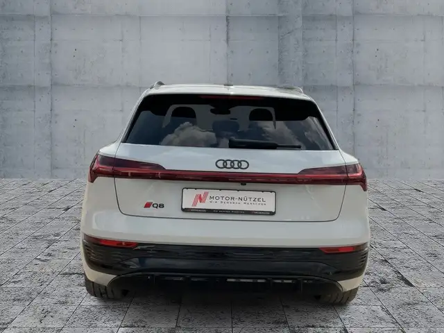 Audi Q8 E-Tron view 5