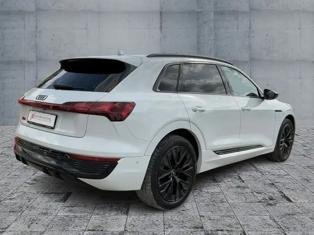 Audi Q8 E-Tron view 6