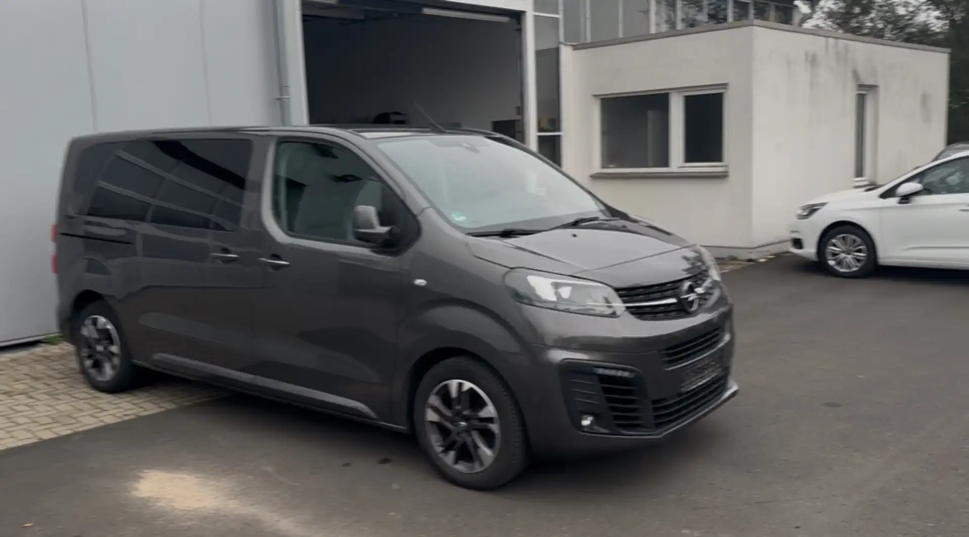 Opel Zafira Life Tourer M (L2) incl. Car Garantie bis 01.10.26! Grijs - 1