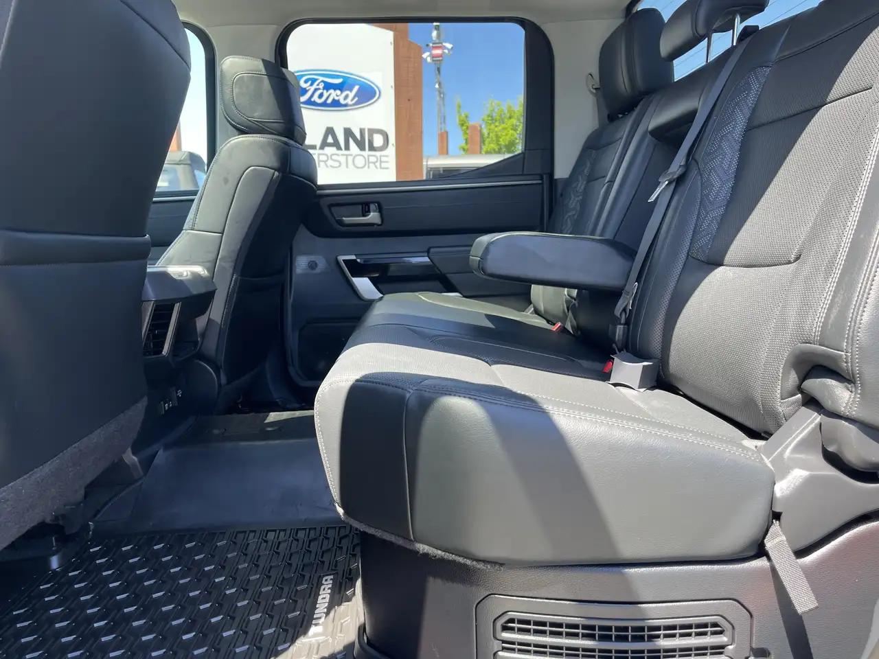 Toyota Tundra снимка Toyota Tundra