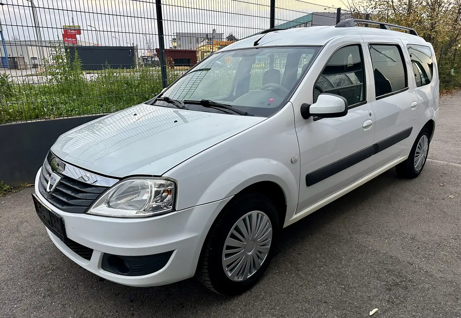 Dacia Logan MCV Lauréate 1,6 MPI - 1