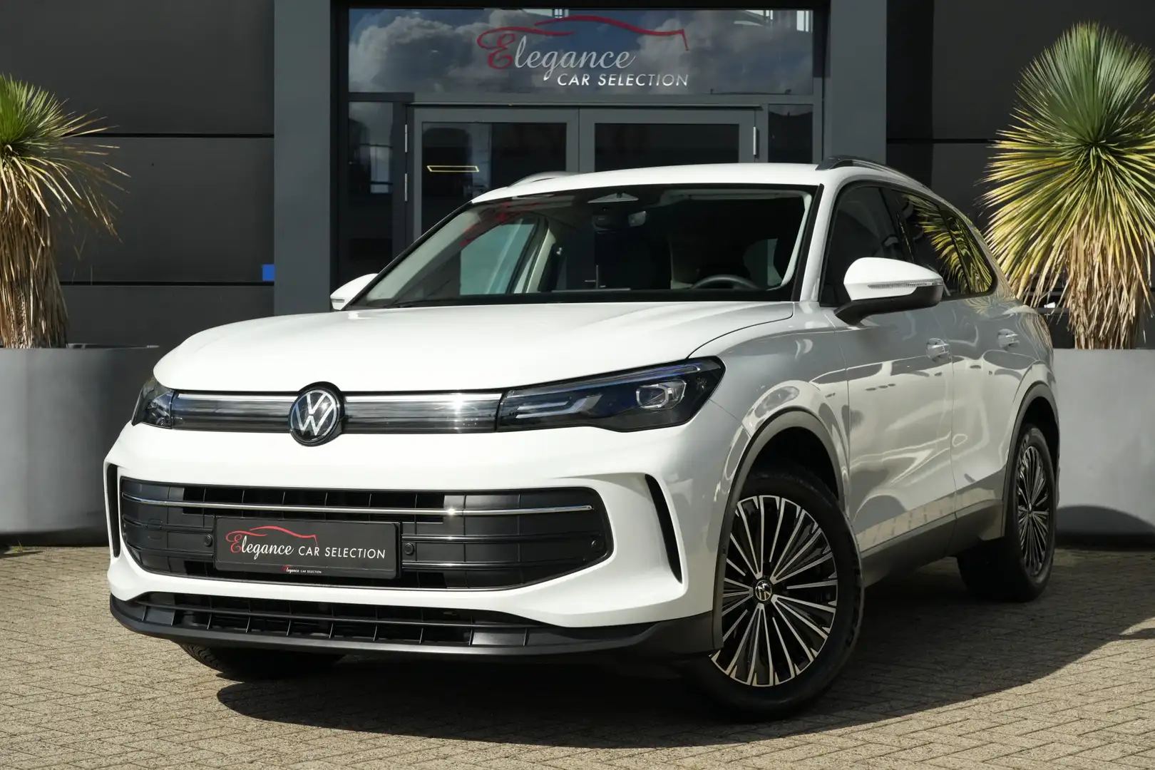 Volkswagen Tiguan 1.5 eTSI Life Edition 150pk Navigatie/Stoelverwarm Wit - 1