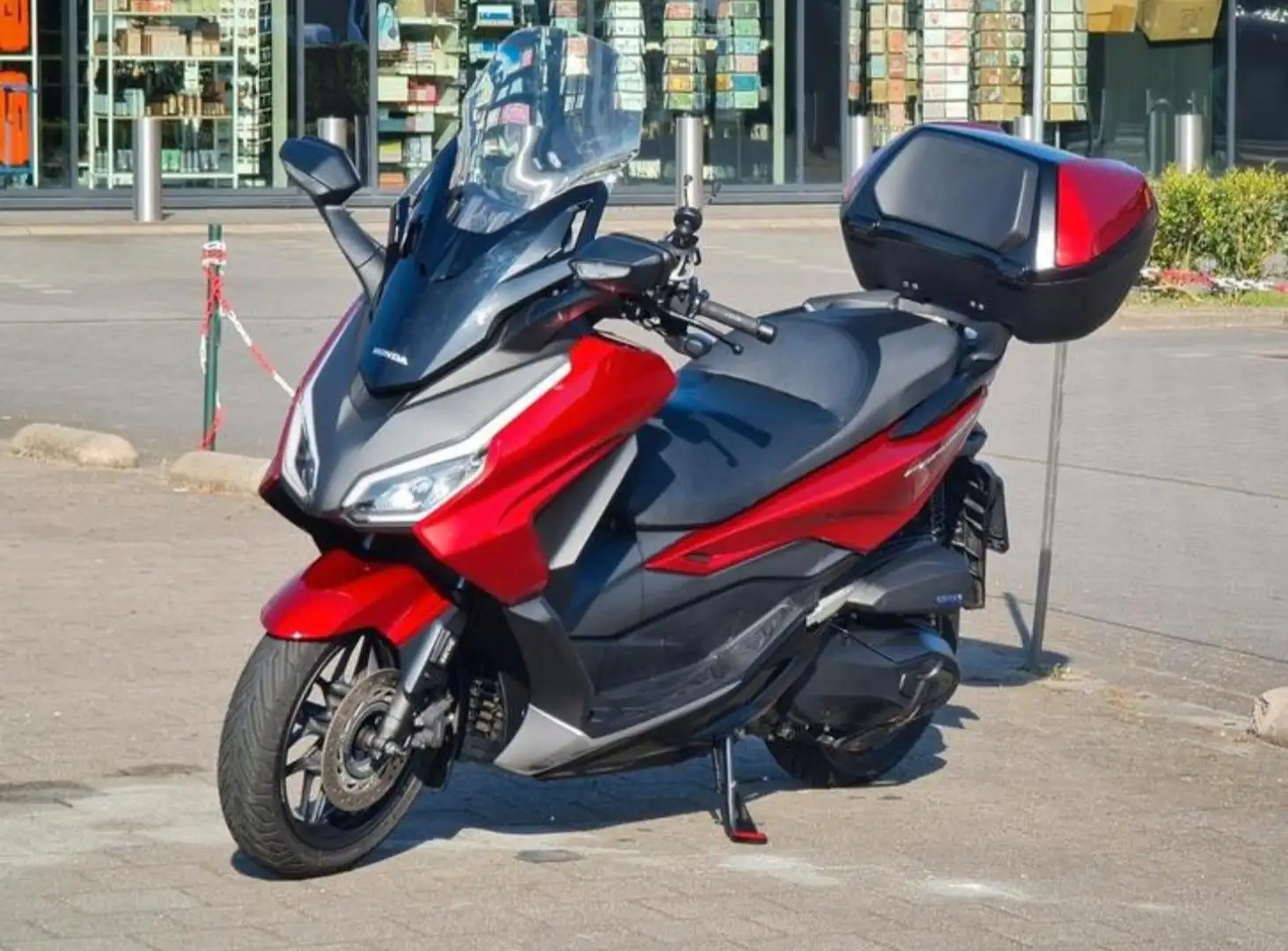 Honda Forza 350 Rouge - 1