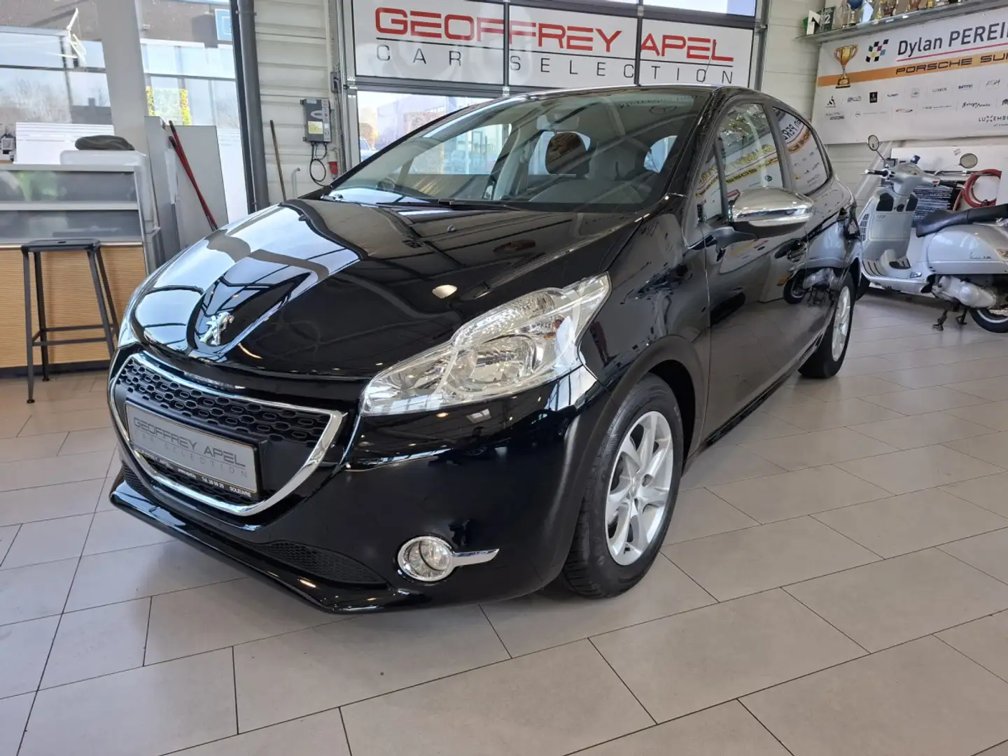 Peugeot 208 1.6 HDI 92 STYLE , 1 HAND, TEMPOMAT, BLUETOOTH,GAR Noir - 1