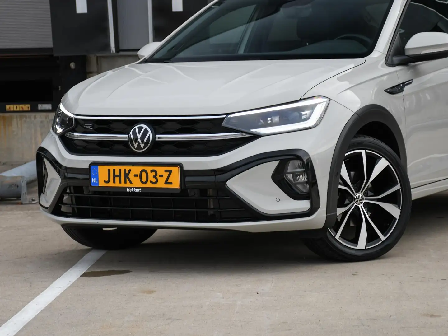 Volkswagen Taigo R-Line Business 1.5 TSI 150pk Automaat SCHUIF-DAK Grijs - 2