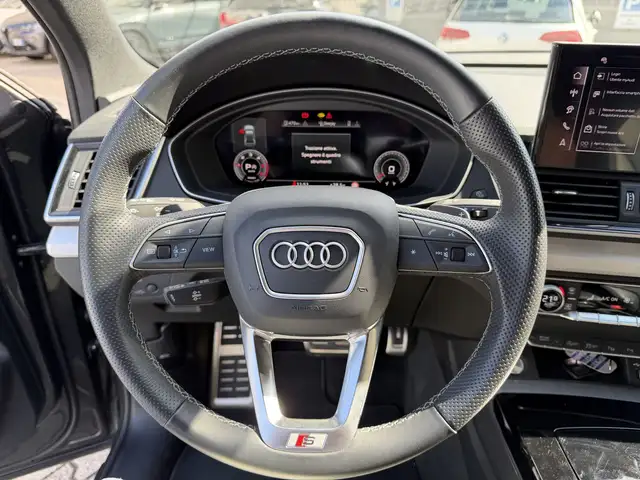 Audi Q5 view 11