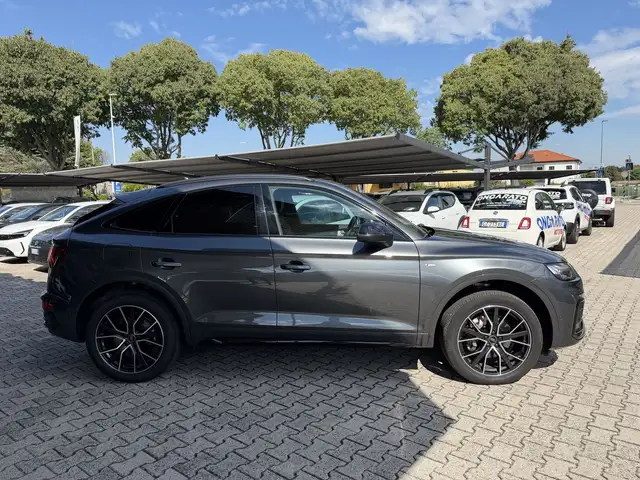 Audi Q5 view 4