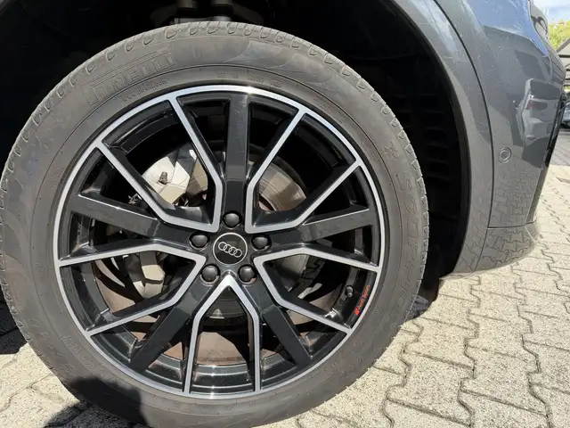 Audi Q5 view 8