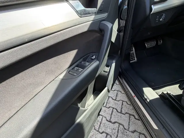 Audi Q5 view 10