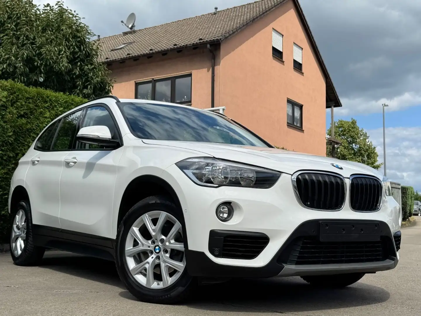 BMW X1 sDrive18i Advantage Aut. NAVI/Bluetooth/PDC Blanc - 1