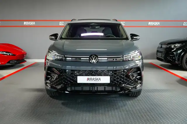 Volkswagen Tiguan view 4