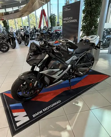 BMW M 1000 R view 3