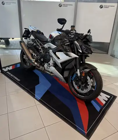 BMW M 1000 R view 2