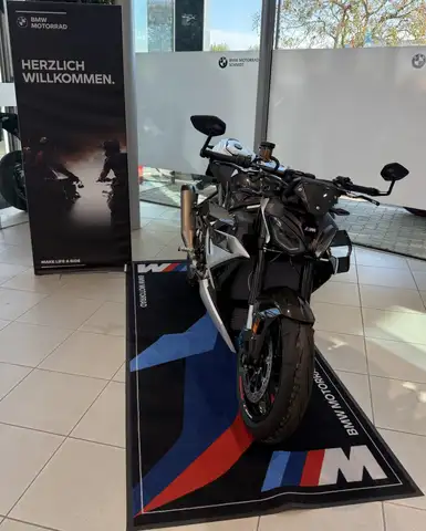 BMW M 1000 R view 4