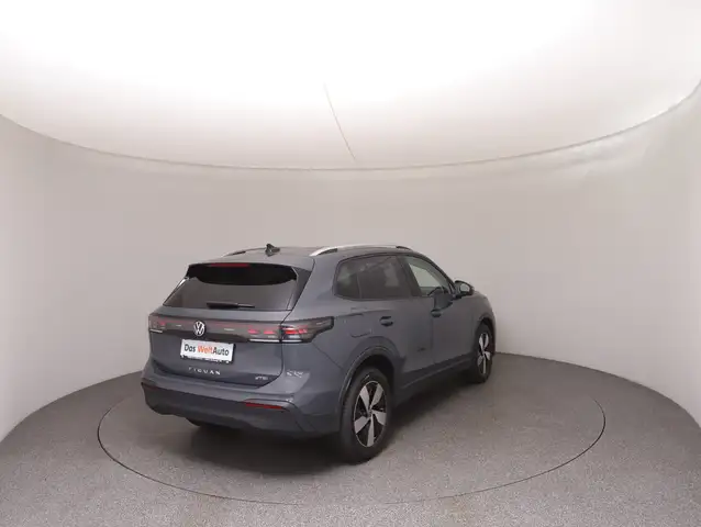 Volkswagen Tiguan view 4