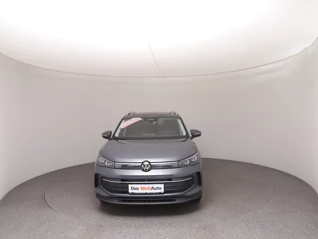 Volkswagen Tiguan view 3