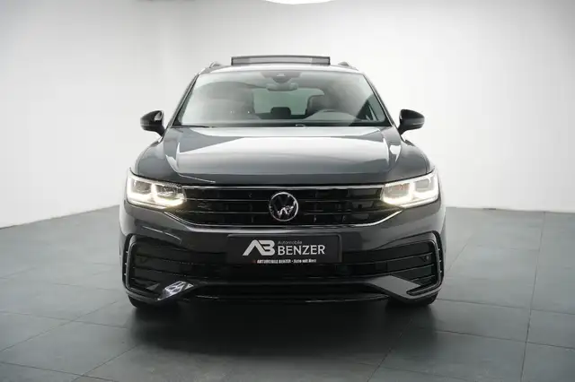 Volkswagen Tiguan view 3