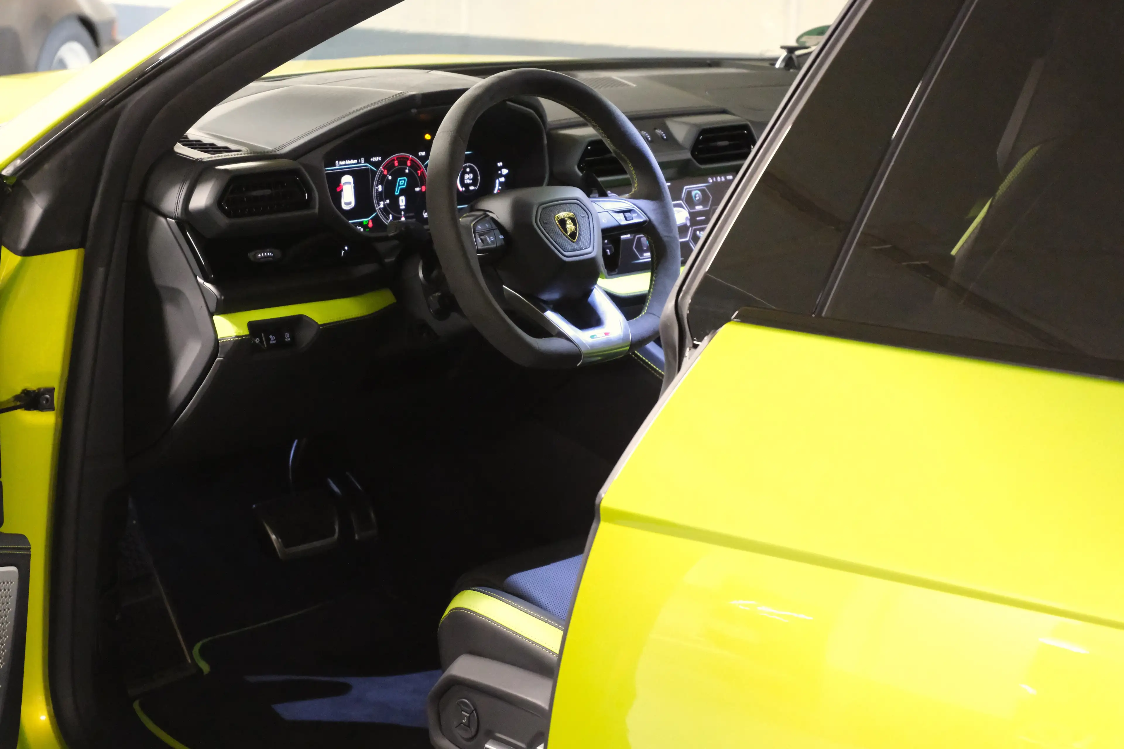 Lamborghini Urus Urus SE 4.0 V8*AdPersonam*Akrapovic*B&O*Pano* — photo 10