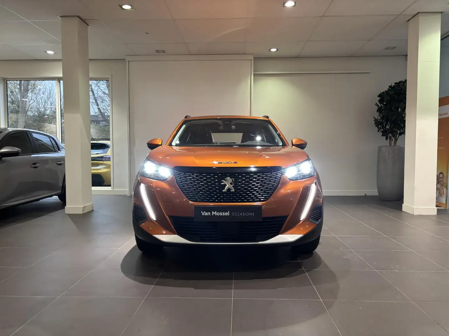 Peugeot 2008 1.2 PureTech Allure | Navigatie | Camera | Trekhaa Orange - 2