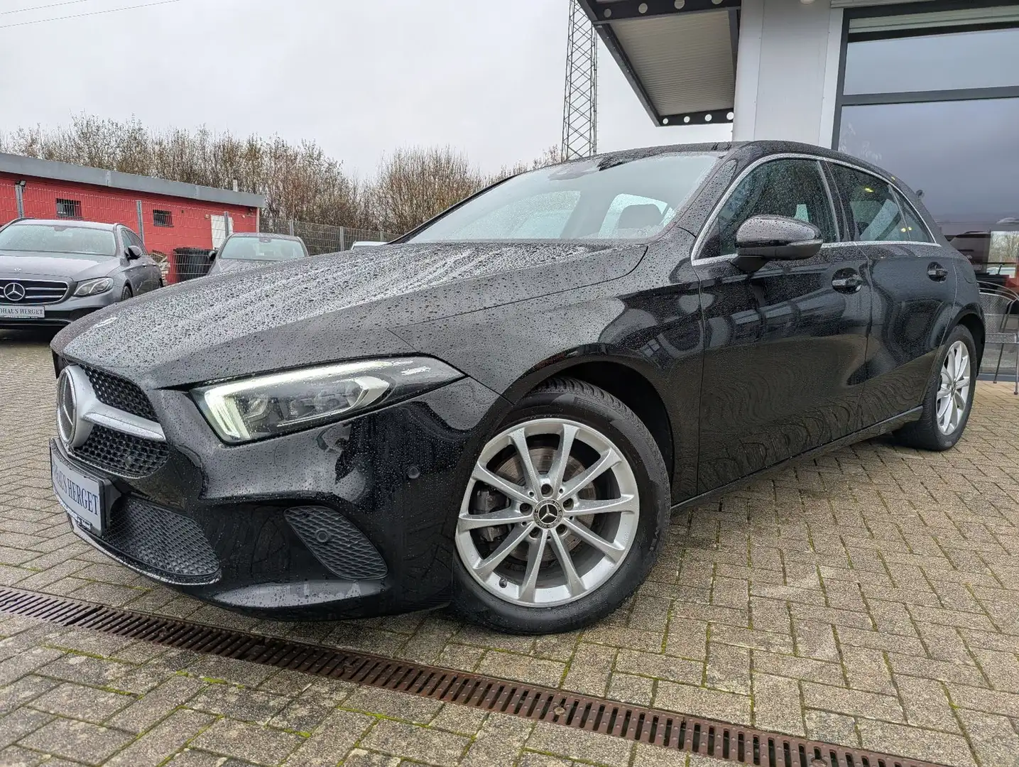 Mercedes-Benz A 180 7G-DCT Progressive Schwarz - 1