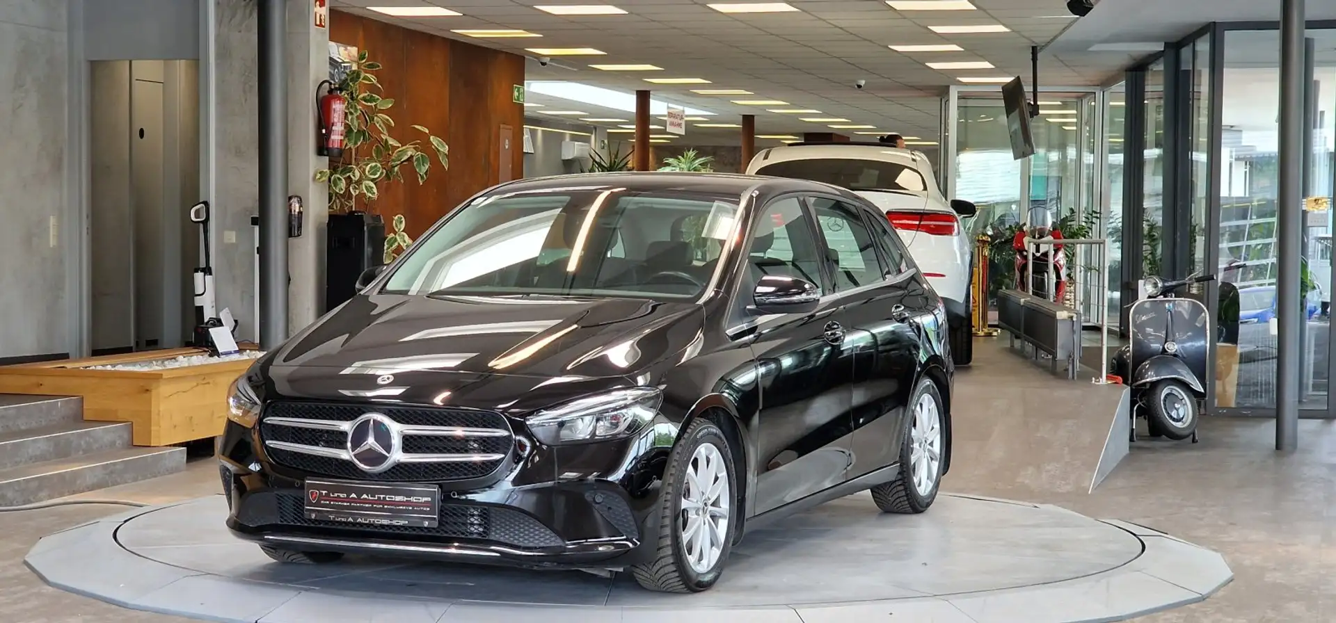 Mercedes-Benz B 180 d 1-Hand Aut. *AHK*Kamera*17Zoll* Schwarz - 1