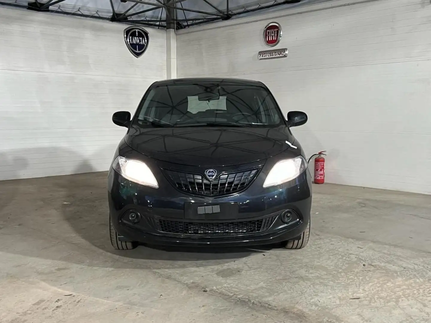 Lancia Ypsilon 1.0 FireFly 5 porte S&S Hybrid Silver Nero - 1