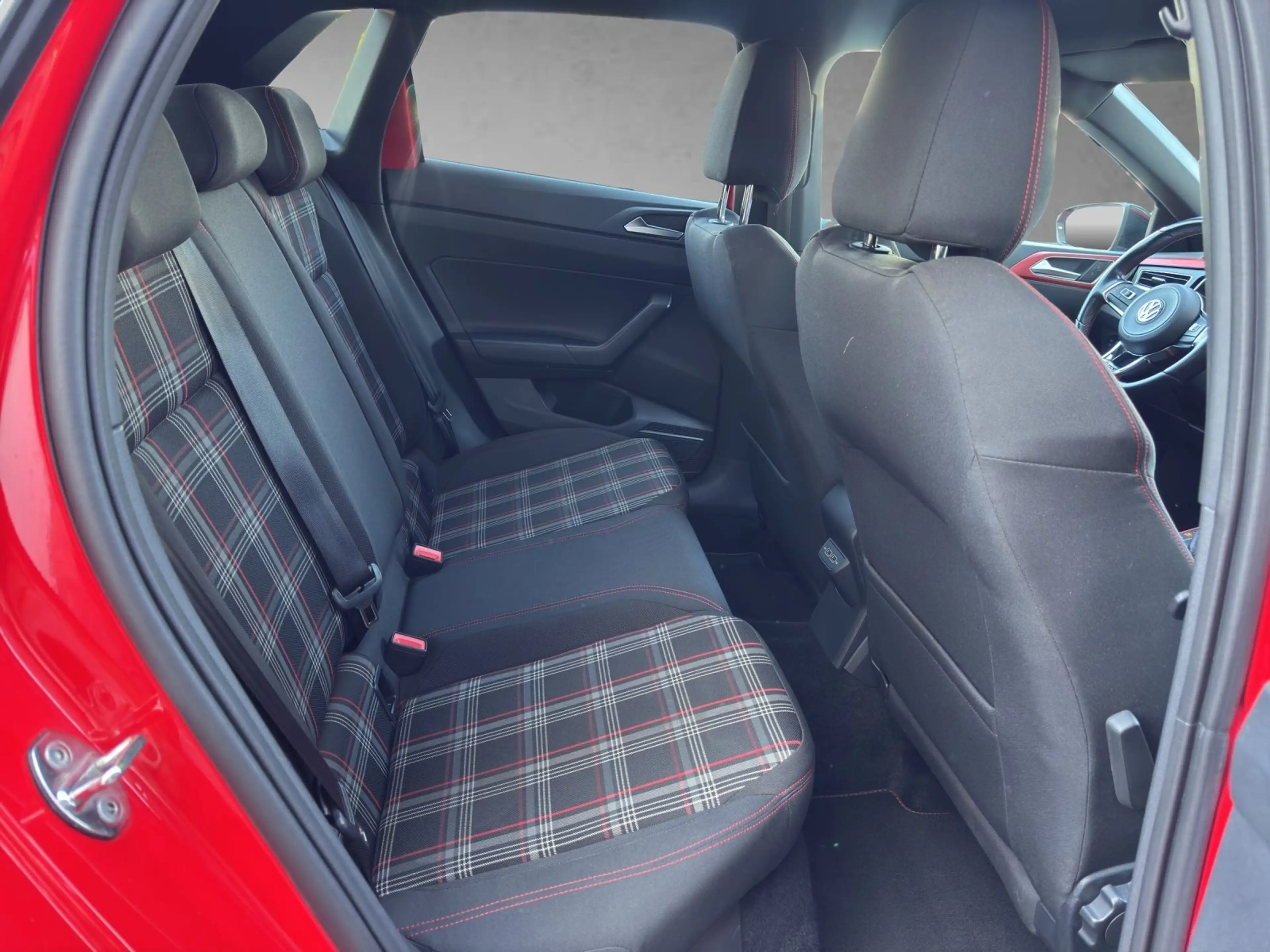 Volkswagen Polo GTI 2.0 TSI DSG LED ACC RFK — photo 13