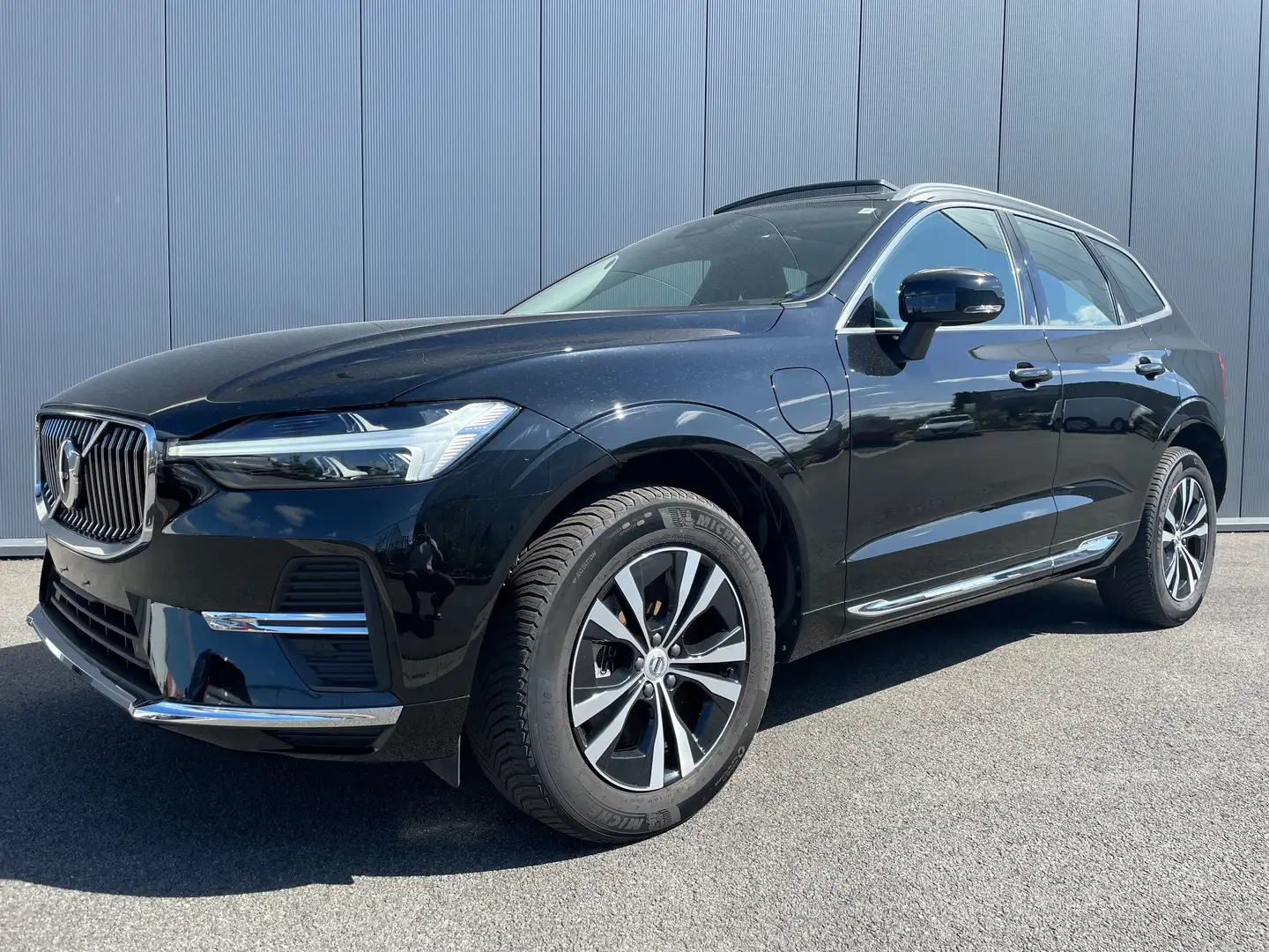 Volvo XC60 T6 Core Bright CAM CC HEAT LKA PANO RSI 18" Zwart - 1