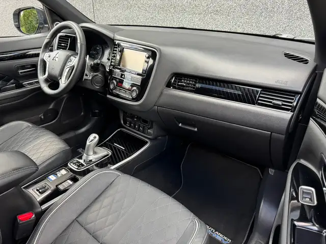 Mitsubishi Outlander view 10