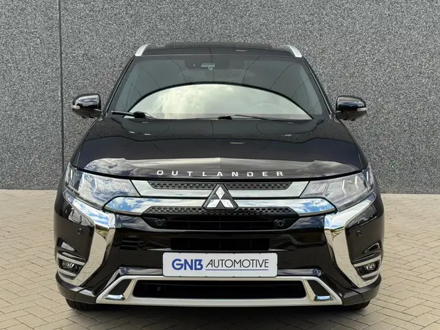 Mitsubishi Outlander view 3