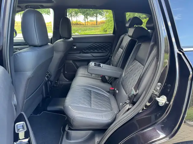 Mitsubishi Outlander view 12