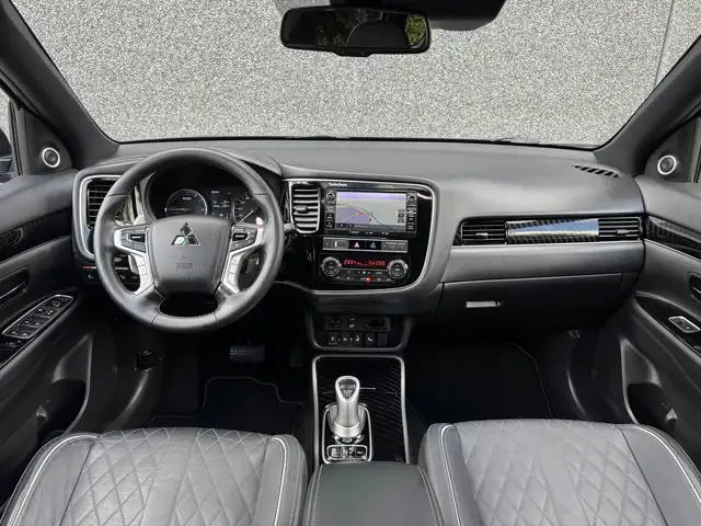 Mitsubishi Outlander view 9