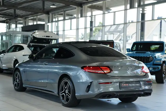 Mercedes-Benz 300 view 10