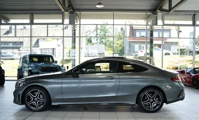 Mercedes-Benz 300 view 11