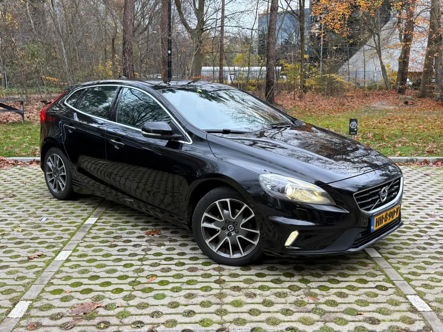 Volvo V40 D2 R-Design BTW Zwart - 1