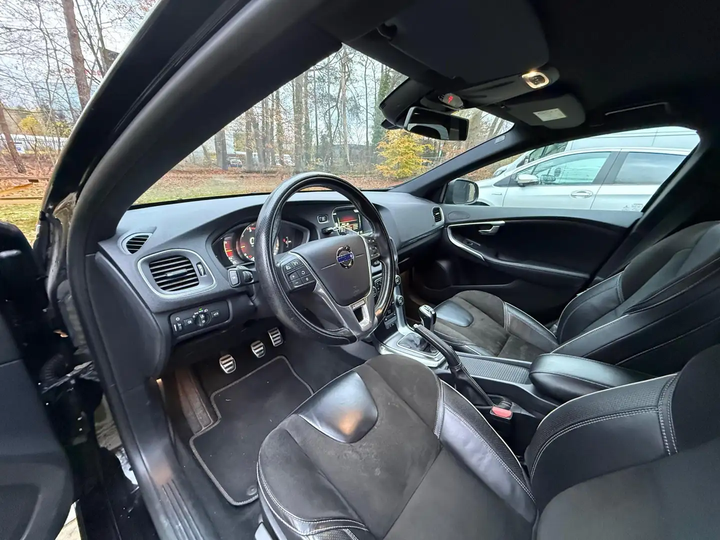 Volvo V40 D2 R-Design BTW Zwart - 2