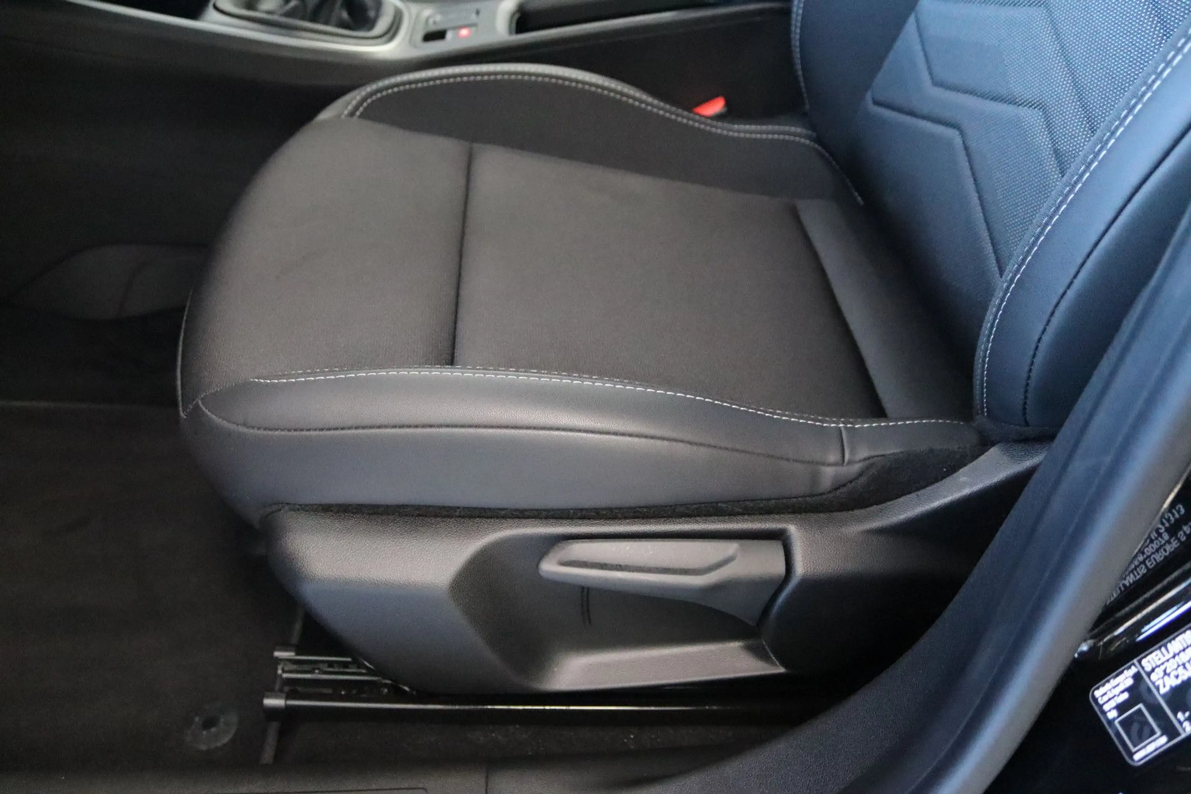 Jeep Avenger 1.2 Altitude * 1.HAND + nur 2TKM * — photo 10