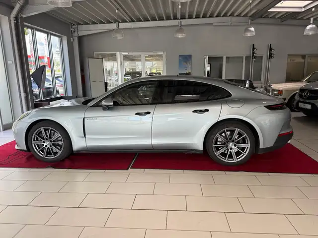 Porsche Panamera view 9