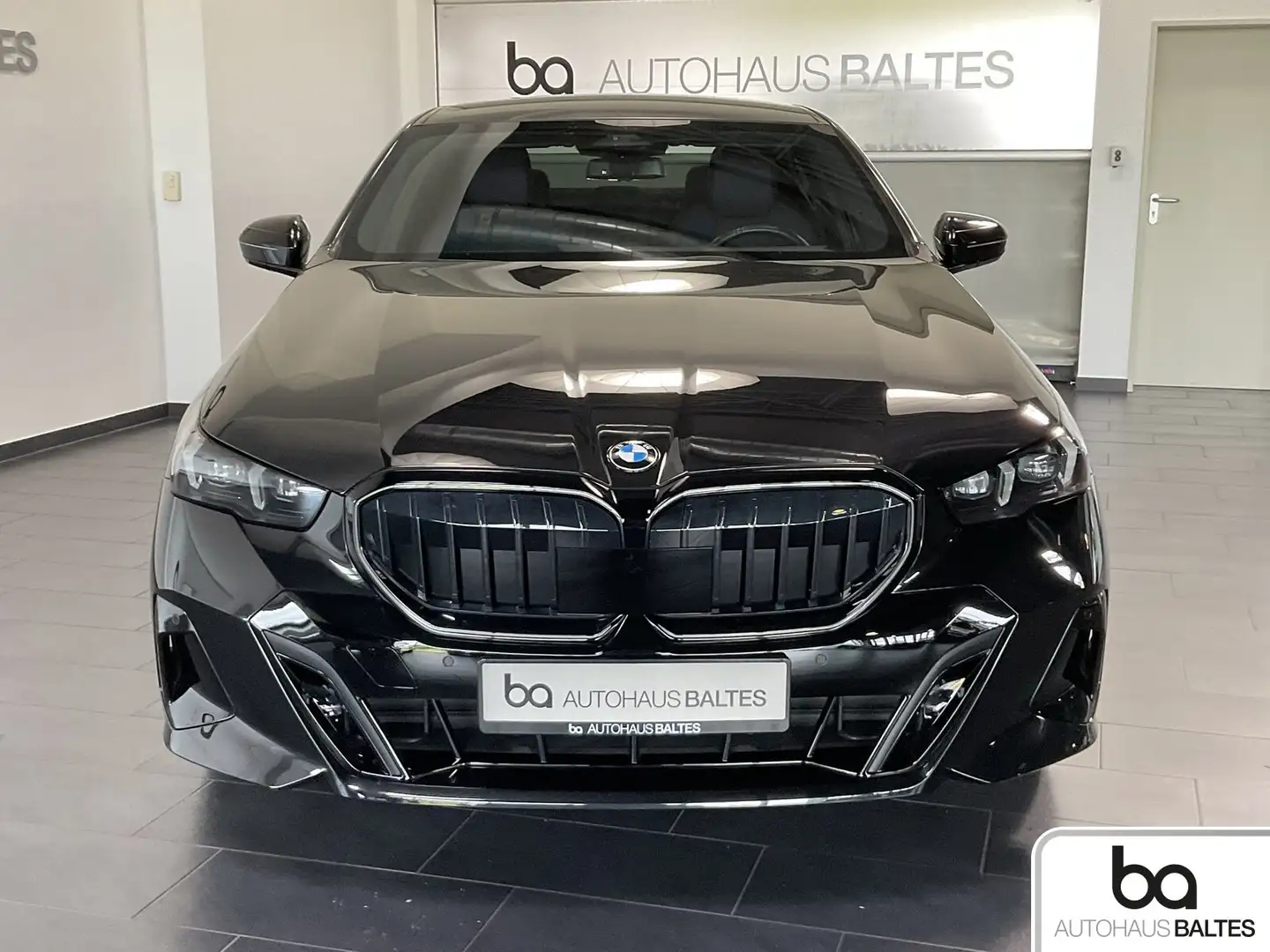 BMW 520 520 d M Sport Pro 20"/Pano/DrivPlus/Park/Ico/AHK Schwarz - 2