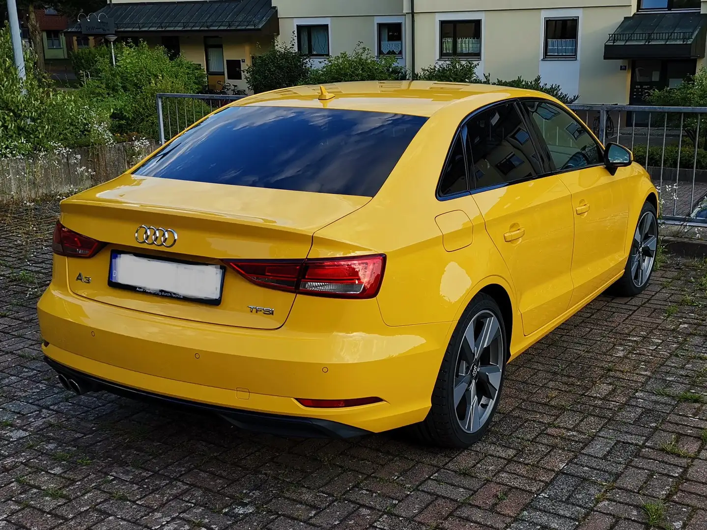 Audi A3 A3 1.5 TFSI cylinder on demand Limousine design Jaune - 1
