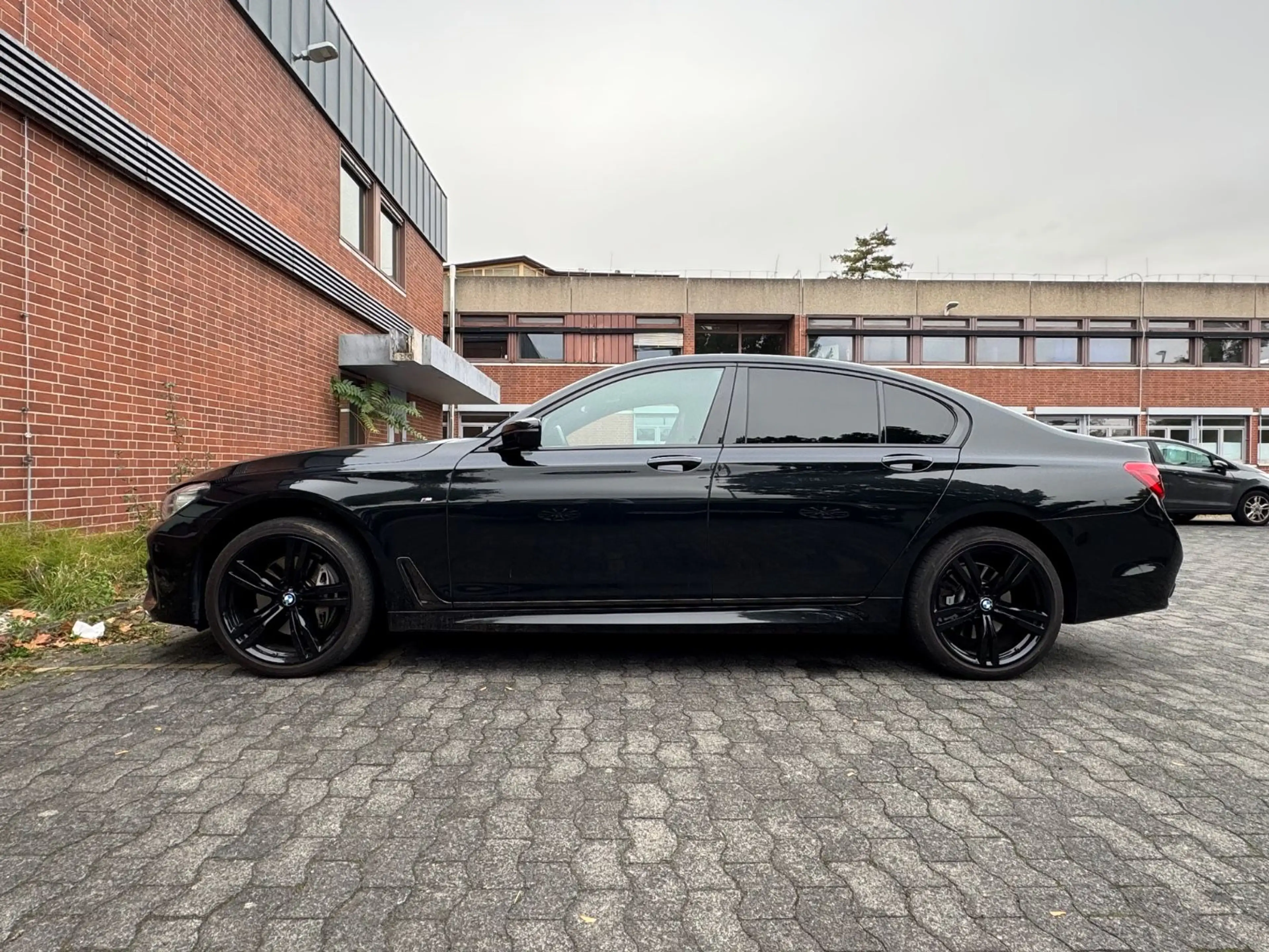 BMW 730 d xDrive Shadow M-SPORT SOFTCLOSE*HUP*LEDER* — photo 8