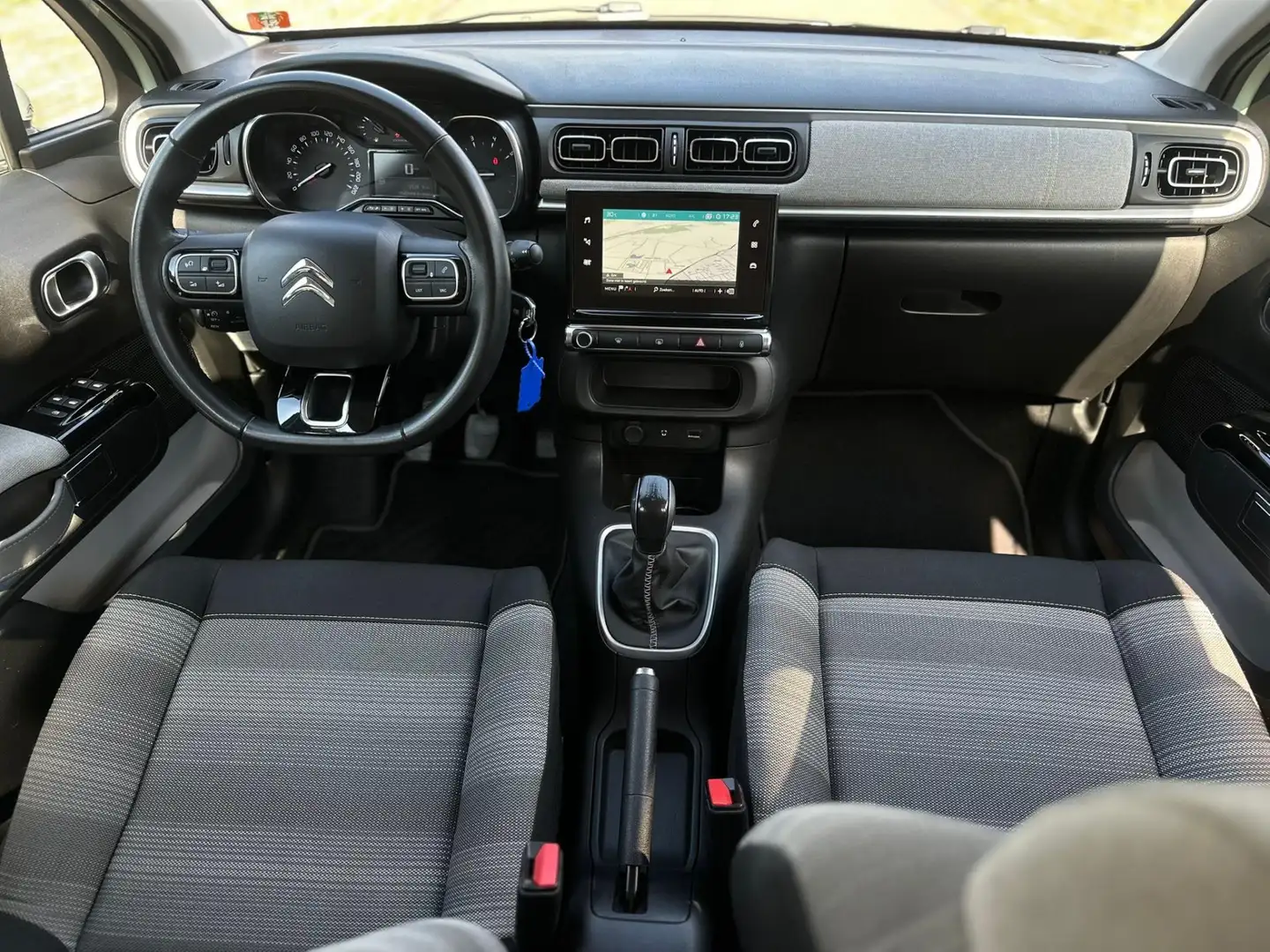 Citroen C3 1.2 PureTech Shine, wit dak, 17 inch, navigatie, N Groen - 2