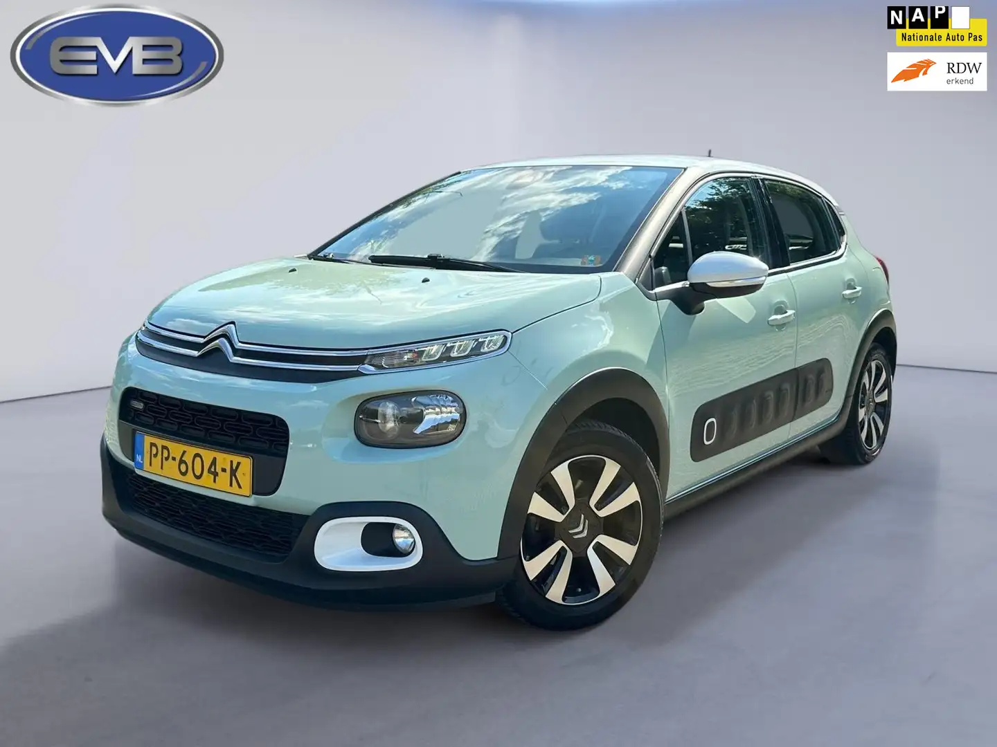 Citroen C3 1.2 PureTech Shine, wit dak, 17 inch, navigatie, N Groen - 1